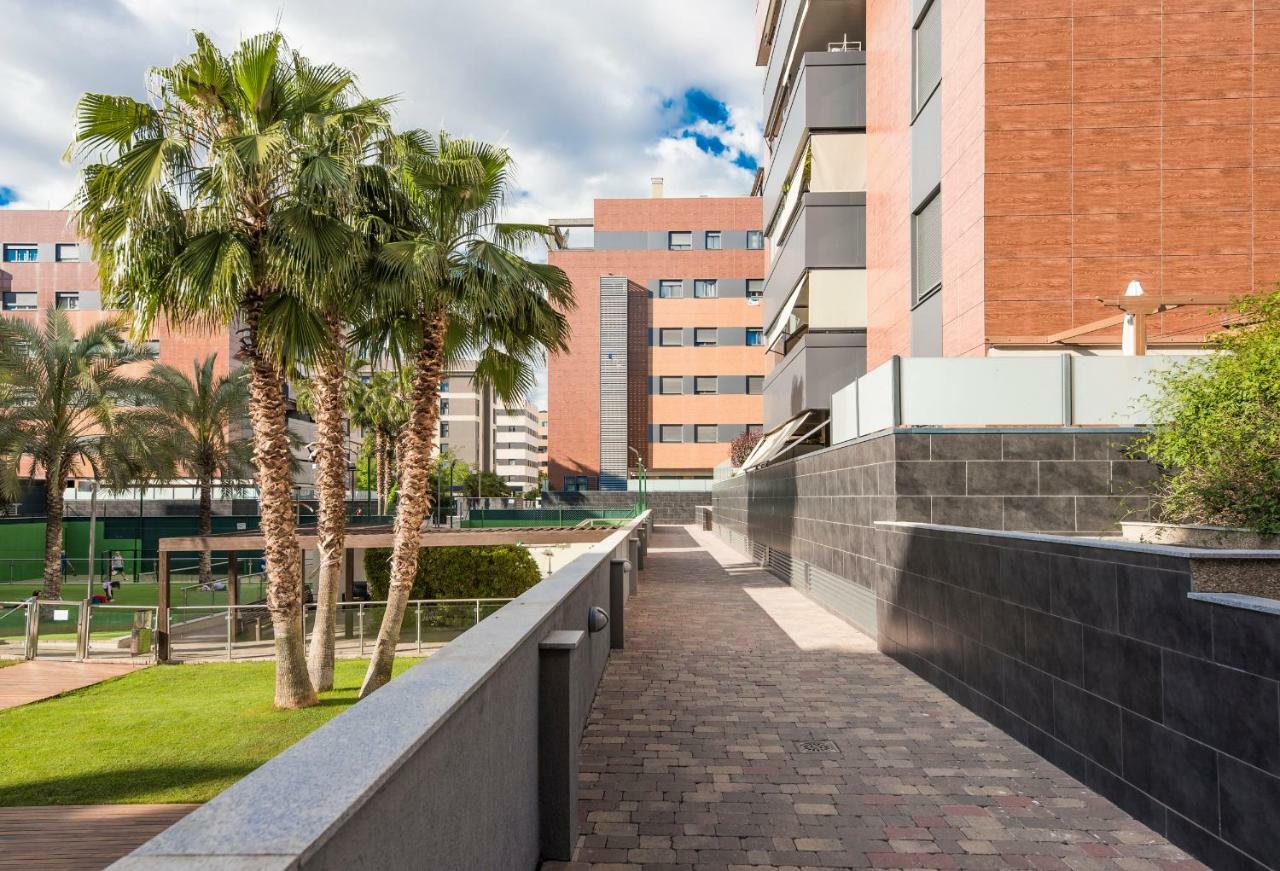 Enjoygranada Emir 3F - Pool, Gym & Free Parking — Photos 1